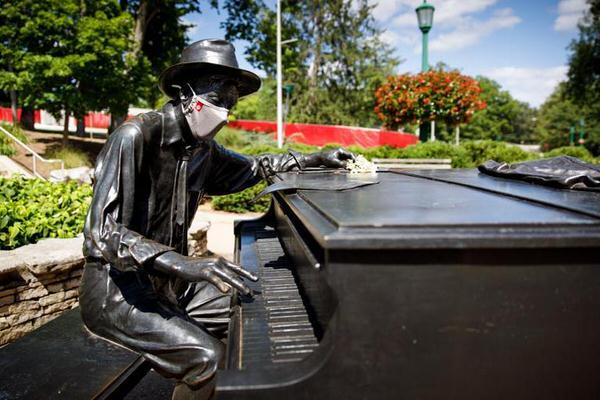 Ernie Pyle sculpture wearing a mask on Bloomington campus.