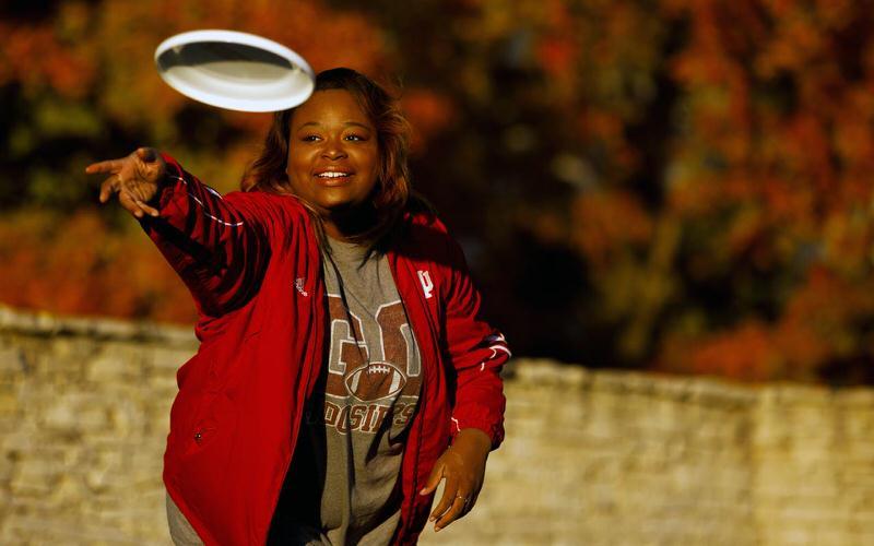 IU student throwing a frisbee.